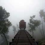 Ein alter Güterwaggon aus Deutschland, in dem jüdische Bürger in Konzentrationslager verbracht wurden, steht im Nebel in der Holocaust-Gedenkstätte Yad Vashem in Jerusalem (Israel). Foto: dpa-Bildfunk/Abir Sultan