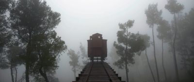 Ein alter Güterwaggon aus Deutschland, in dem jüdische Bürger in Konzentrationslager verbracht wurden, steht im Nebel in der Holocaust-Gedenkstätte Yad Vashem in Jerusalem (Israel). Foto: dpa-Bildfunk/Abir Sultan