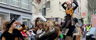 Wie hier in Saarbrücken-Burbach wurde auf zahlreichen Rosenmontagsumzügen im Saarland gefeiert. Foto: BeckerBredel