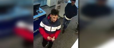 Die Täter betraten einen "O2"-Shop in Saarlouis und rissen Handys aus der Verankerung. Foto: Polizei