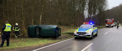 Ersthelfer befreiten die Frau aus ihrem Wagen. Foto: Florian Jung/Feuerwehr St. Ingbert