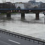 Wegen Hochwassergefahr könnte die Saarbrücker Stadtautobahn in der Nacht zum Samstag gesperrt werden. Archivfoto: BeckerBredel