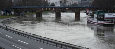 Wegen Hochwassergefahr könnte die Saarbrücker Stadtautobahn in der Nacht zum Samstag gesperrt werden. Archivfoto: BeckerBredel