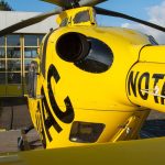 Hier zu sehen: Ein Rettungshelikopter der ADAC Luftrettung vor einem Hangar. Foto: Lucas Bäuml/dpa/Archivbild