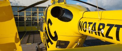 Hier zu sehen: Ein Rettungshelikopter der ADAC Luftrettung vor einem Hangar. Foto: Lucas Bäuml/dpa/Archivbild