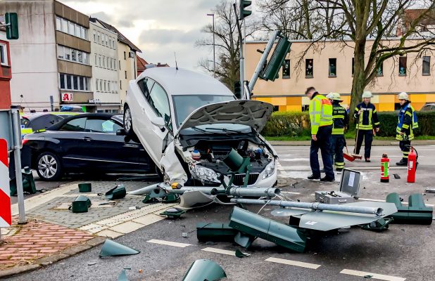 In St. Ingbert kam es am Samstag (7. März 2020) zu einem schweren Unfall. Foto: Alex Weber/Feuerwehr