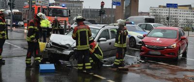 Auf der Wilhelm-Heinrich-Brücke in Saarbrücken kam es am heutigen Dienstag zu einem Verkehrsunfall. Foto: BeckerBredel