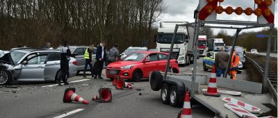 Auf der A6 prallten drei Fahrzeuge zusammen. Foto: BeckerBredel