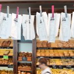 Bäckereien wie diese in Dresden/Sachsen "demonstrieren" auf ihre ganz eigene Art und Weise gegen die Pflicht, bei jedem Einkauf einen Kassenbon herauszugeben. Foto: Sebastian Kahnert/dpa-Bildfunk