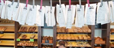 Bäckereien wie diese in Dresden/Sachsen "demonstrieren" auf ihre ganz eigene Art und Weise gegen die Pflicht, bei jedem Einkauf einen Kassenbon herauszugeben. Foto: Sebastian Kahnert/dpa-Bildfunk