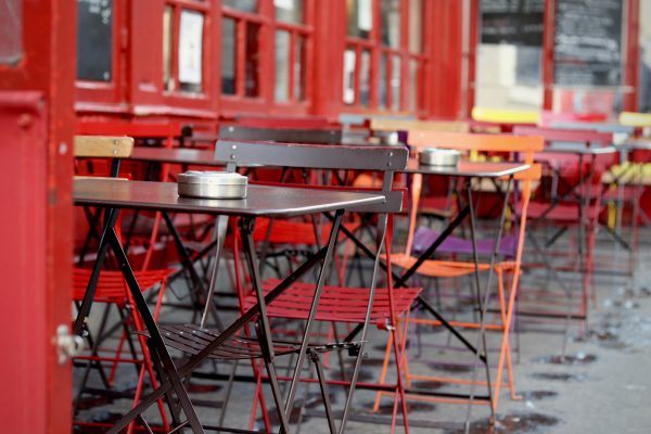Leerer Tisch vor einem Pariser Café: Dieses Straßenbild wird die nächsten Tage prägen. Wegen Corana erliegt das öffentliche Leben bei unseren Nachbarn. Foto: Fabien Maurin/Unsplash