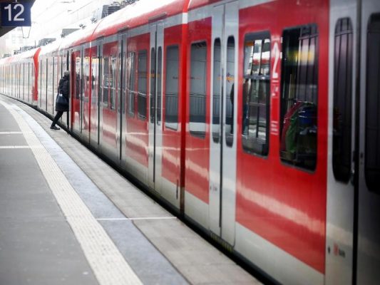 Wegen der Coronavirus-Krise zählt die Deutsche Bahn immer weniger Fahrgäste. Foto: Roland Weihrauch/dpa