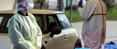 Bei den Drive-In-Stationen bleiben Autofahrer während der Testung im Auto sitzen. Symbolfoto: dpa-Bildfunk/Alex Talash