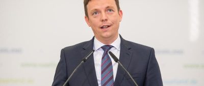 Tobias Hans (CDU) bei einer Pressekonferenz. Foto: Oliver Dietze/dpa/Archivbild