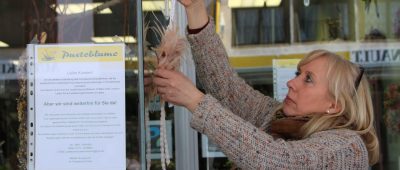 Der Blumenladen "Pusteblume" in Saarbrücken musste wegen der Corona-Krise schließen, bietet aber einen Lieferdienst. Foto: Katja Sponholz/dpa-Bildfunk