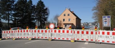 Viele kleine Grenzübergänge im Saarland wie dieser in Perl-Nennig sind zurzeit geschlossen. Pendler müssen Umwege fahren, um zu offenen Übergängen zu kommen. Foto: BeckerBredel