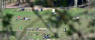 Wie hier in St. Ingbert tummelten sich bei gutem Wetter viele Saarländerinnen und Saarländer draußen. Gegen die Ausgangsbeschränkung verstießen aber die wenigsten. Foto: BeckerBredel