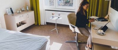 Wer lieber nicht im Home-Office arbeiten will, kann die Zimmer des Saarbrücker Hotels Am Triller nutzen. Foto: Hotel am Triller