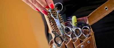 Friseure dürfen ab Donnerstag im Saarland keine Hausbesuche mehr machen. Foto: Daniel Karmann/dpa-Bildfunk