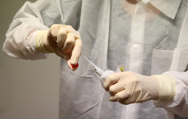 Im Saarland haben sich bereits mehr als 2.000 Menschen mit dem Coronavirus infiziert. Foto: Denise Balibouse/dpa-Bildfunk