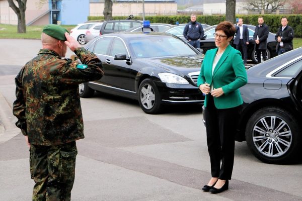 Hier zu sehen: Annegret Kramp-Karrenbauer besucht als Verteidigungsministerin das Saarland. Foto: Th. Dillschneider/Bundeswehr