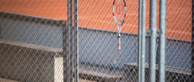 Auch Sportstätten mit geringerem Risiko wie Tennis- oder Golfplätze bleiben weiter geschlossen. Symbolfoto: Marijan Murat/dpa-Bildfunk