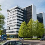 Das Hochhaus der Hochschule für Technik und Wirtschaft des Saarlandes (HTW). Foto: Oliver Dietze/dpa/Archivbild