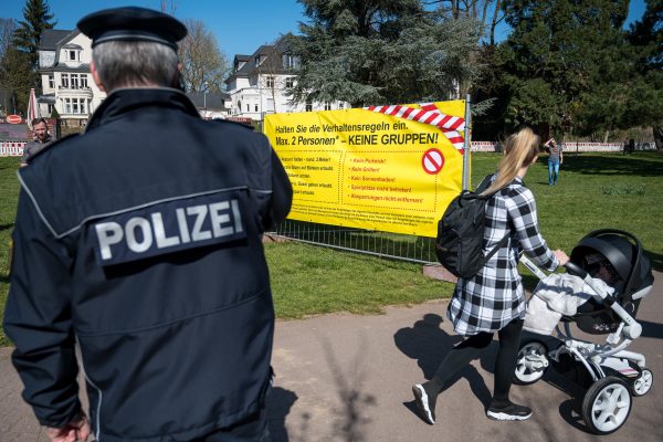 Die Polizei im Saarland will am Wochenende wieder verstärkte Corona-Kontrollen durchführen. Symbolfoto: Oliver Dietze/dpa