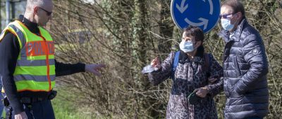 Im Saarland kontrolliert die Polizei aktuell vermehrt, ob die geltenden Kontaktbeschränkungen eingehalten werden. Mehr Corona-Nachrichten gibt es in unserer Übersicht. Symbolfoto: Christoph Reichwein/dpa