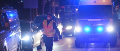 In Schmelz haben zwei junge Männer Polizeibeamte mit Macheten bedroht. Symbolfoto: Stefan Sauer/dpa-Zentralbild/dpa