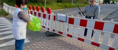 Hartmut Fey aus Lauterbach angelt sich seine Backwaren an der Grenze zwischen Deutschland und Frankreich. Foto: Jean-Christophe Verhaegen/AFP/dpa-Bildfunk