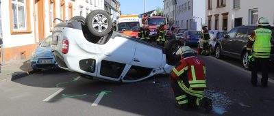 Der Dacia blieb auf dem Dach liegen. Foto: BeckerBredel