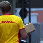 So viel Pakete wie sonst vor Weihnachten müssen Deutsche Post und DHL zurzeit austragen. Foto: Oliver Berg/dpa-Bildfunk