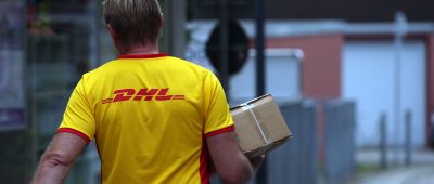 So viel Pakete wie sonst vor Weihnachten müssen Deutsche Post und DHL zurzeit austragen. Foto: Oliver Berg/dpa-Bildfunk