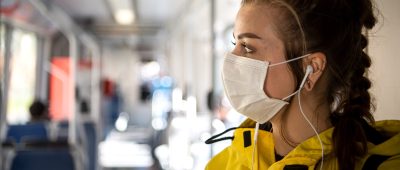 Etwa im öffentlichen Nahverkehr sind Schutzmasken im Saarland Pflicht. Symbolfoto: dpa-Bildfunk/Sina Schuldt