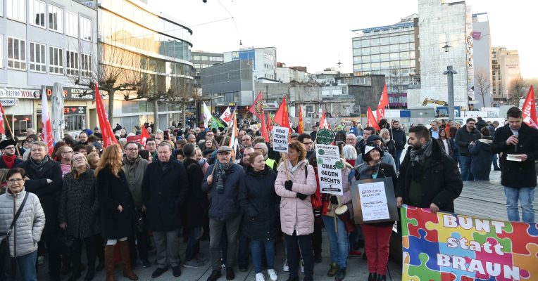 Ab Montag dürfen sich unter Auflagen Menschen im Saarland wieder zu Demonstrationen zusammenfinden. Archivfoto: BeckerBredel