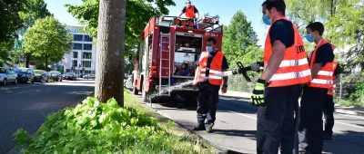 Die Feuerwehren in Saarbrücken unterstützten das Grünamt beim Bewässern von Bäumen im Stadtgebiet. Foto: BeckerBredel