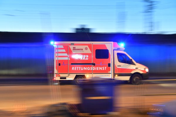In Firedrichsthal-Bildstock wurdne ein Mann und eine Frau brutal von einer Gruppe attackiert. Symbolfoto: Boris Roessler/dpa
