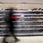 In einem Saarbrücker Supermarkt wurde ein 32-jähriger Asthmapatient aus dem Geschäft geworfen, weil er keine Schutzmaske getragen hatte. Symbolfoto: Christoph Soeder/dpa