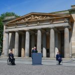 Angela Merkel (2.v.r.), Bundestagspräsident Wolfgang Schäuble (2.v.l.), Bundespräsident Frank-Walter Steinmeier (M), Dietmar Woidke (l) und Andreas Voßkuhle(r) während der Kranzniederlegung zum 75. Jahrestag des Endes des Zweiten Weltkriegs. Foto: dpa-Bildfunk/Hannibal Hanschke