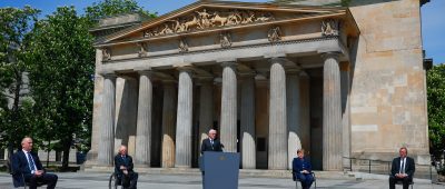 Angela Merkel (2.v.r.), Bundestagspräsident Wolfgang Schäuble (2.v.l.), Bundespräsident Frank-Walter Steinmeier (M), Dietmar Woidke (l) und Andreas Voßkuhle(r) während der Kranzniederlegung zum 75. Jahrestag des Endes des Zweiten Weltkriegs. Foto: dpa-Bildfunk/Hannibal Hanschke