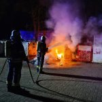 Unter anderem wurden drei Container in Brand gesetzt. Foto: Florian Jung/Feuerwehr St. Ingbert