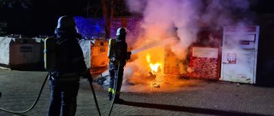 Unter anderem wurden drei Container in Brand gesetzt. Foto: Florian Jung/Feuerwehr St. Ingbert