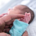 Väter dürfen im Klinikum Saarbrücken wieder die Mutter-Kind-Station besuchen. Symbolfoto: Sina Schuldt/dpa-Bildfunk