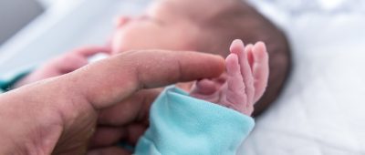 Väter dürfen im Klinikum Saarbrücken wieder die Mutter-Kind-Station besuchen. Symbolfoto: Sina Schuldt/dpa-Bildfunk