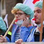 Zum Tag der Pflegenden fordert Verdi in Saarbrücken eine Aufwertung und Entlastung in Pflegeberufen. Symbolfoto: Maurizio Gambarini/dpa-Bildfunk