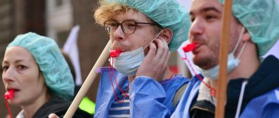 Zum Tag der Pflegenden fordert Verdi in Saarbrücken eine Aufwertung und Entlastung in Pflegeberufen. Symbolfoto: Maurizio Gambarini/dpa-Bildfunk