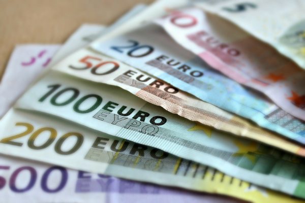 Die Sonderzahlung umfasst im Saarland bis zu 1.500 Euro für Beschäftigte in der Altenpflege. Symbolfoto: Pixabay