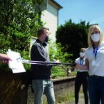 Mitarbeiter verteilen die kostenlosen Masken. Foto: SNS GmbH 2020