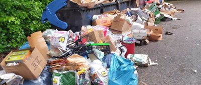 Müllsünder hatten große Mengen vor der Rohrbachhalle entsorgt. Foto: Baubetriebshof St. Ingbert